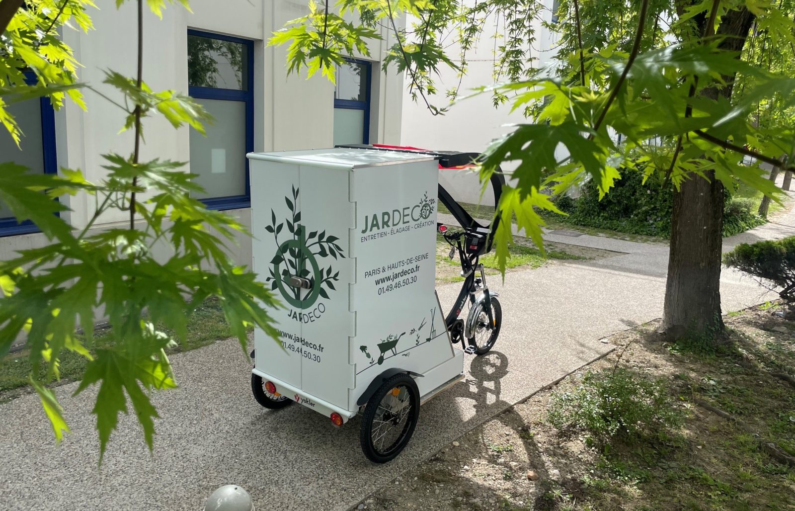 vélo électrique Triporteur écologique pour déplacement jardiniers RSE Jardeco Paris